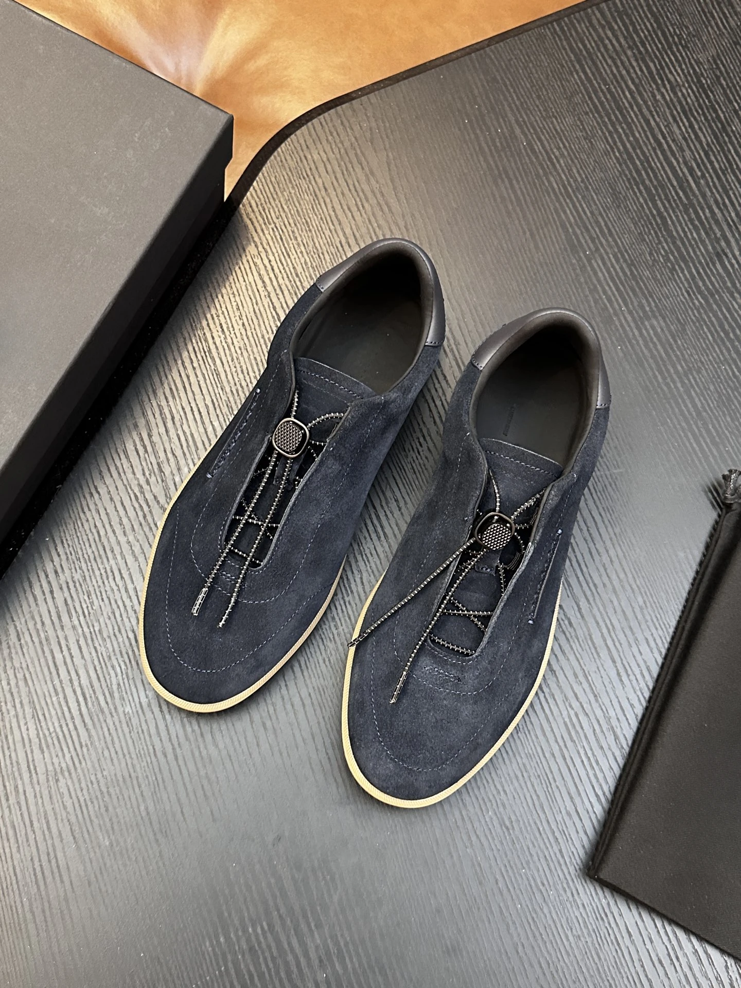 Toggle-lace casual shoe — Low-top, Toggle laces, Apron stitching · P112