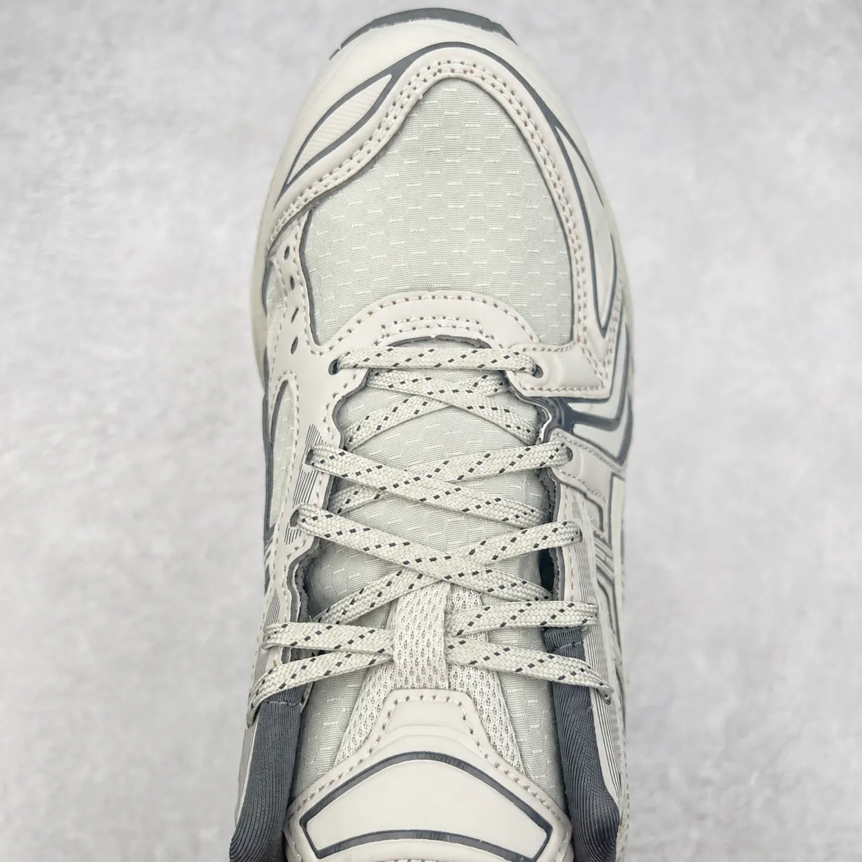 Panelled low-top sneaker · P119 view 2