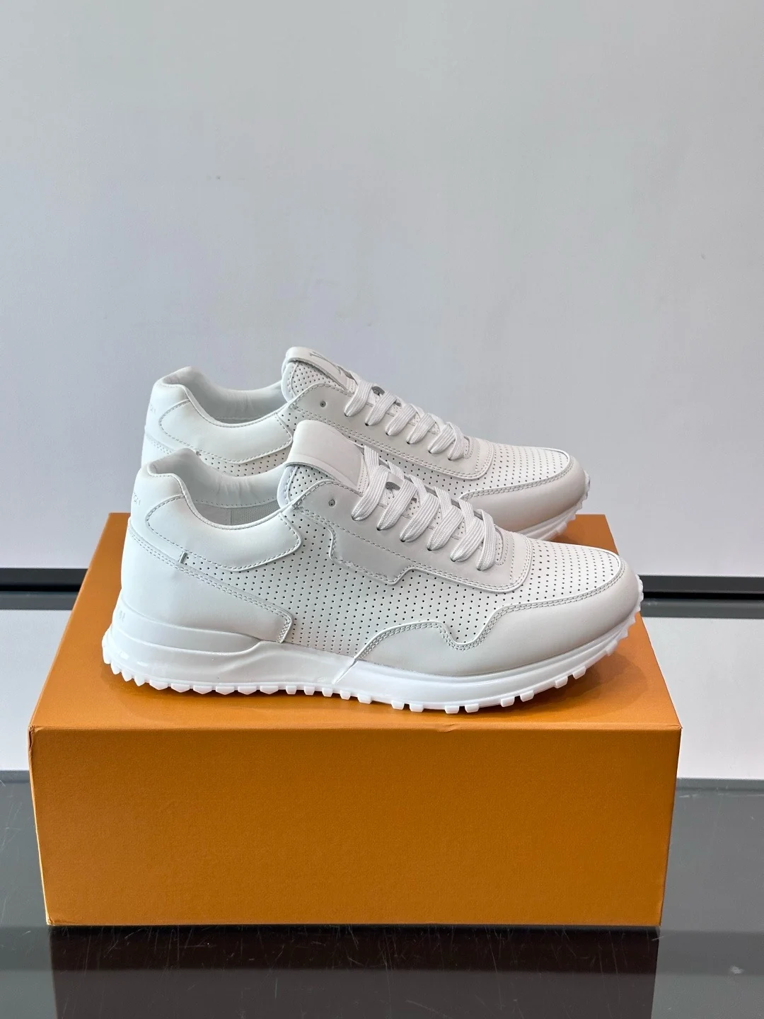 Perforated lace-up sneaker · P115 view 4