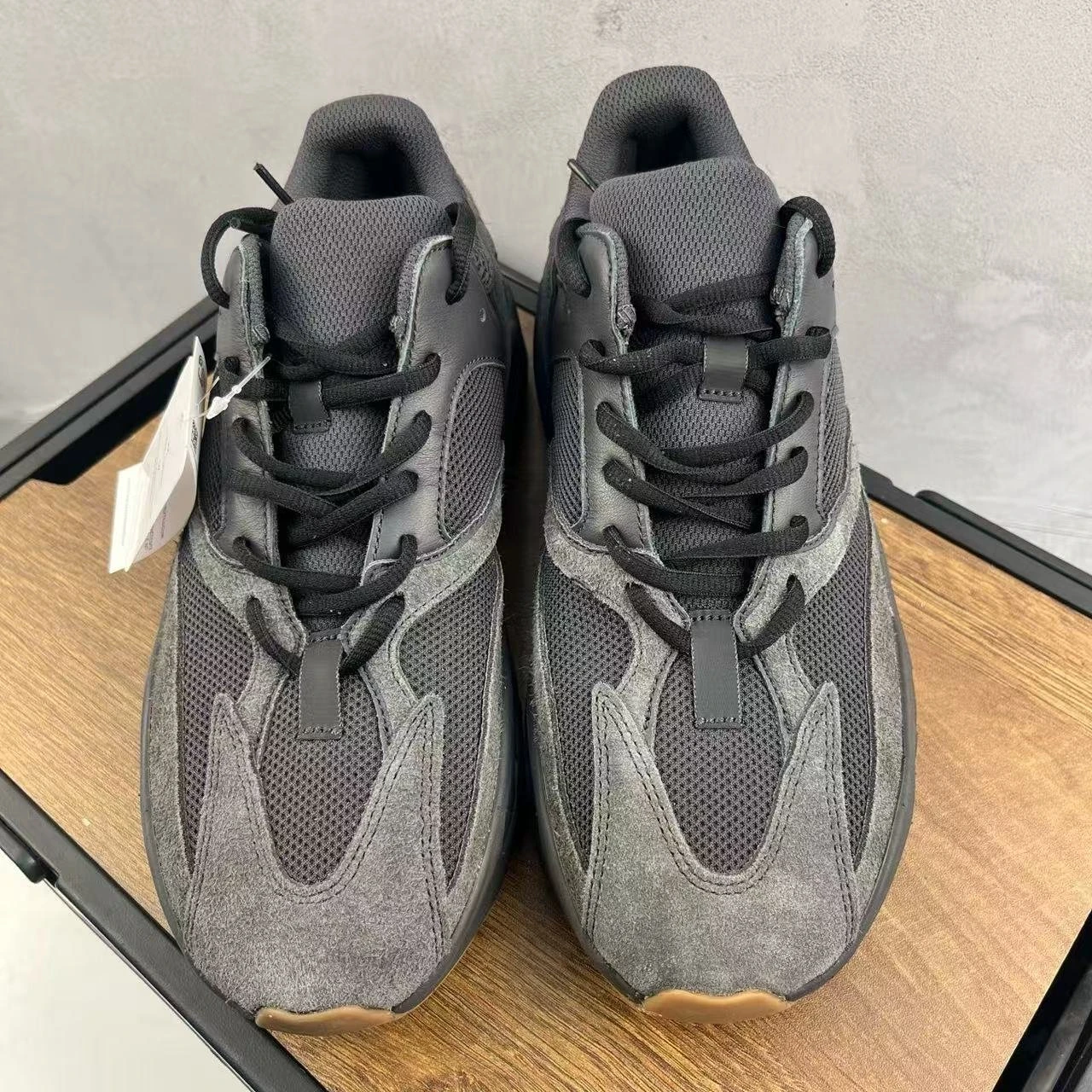 Y700 V1 · P102 view 3