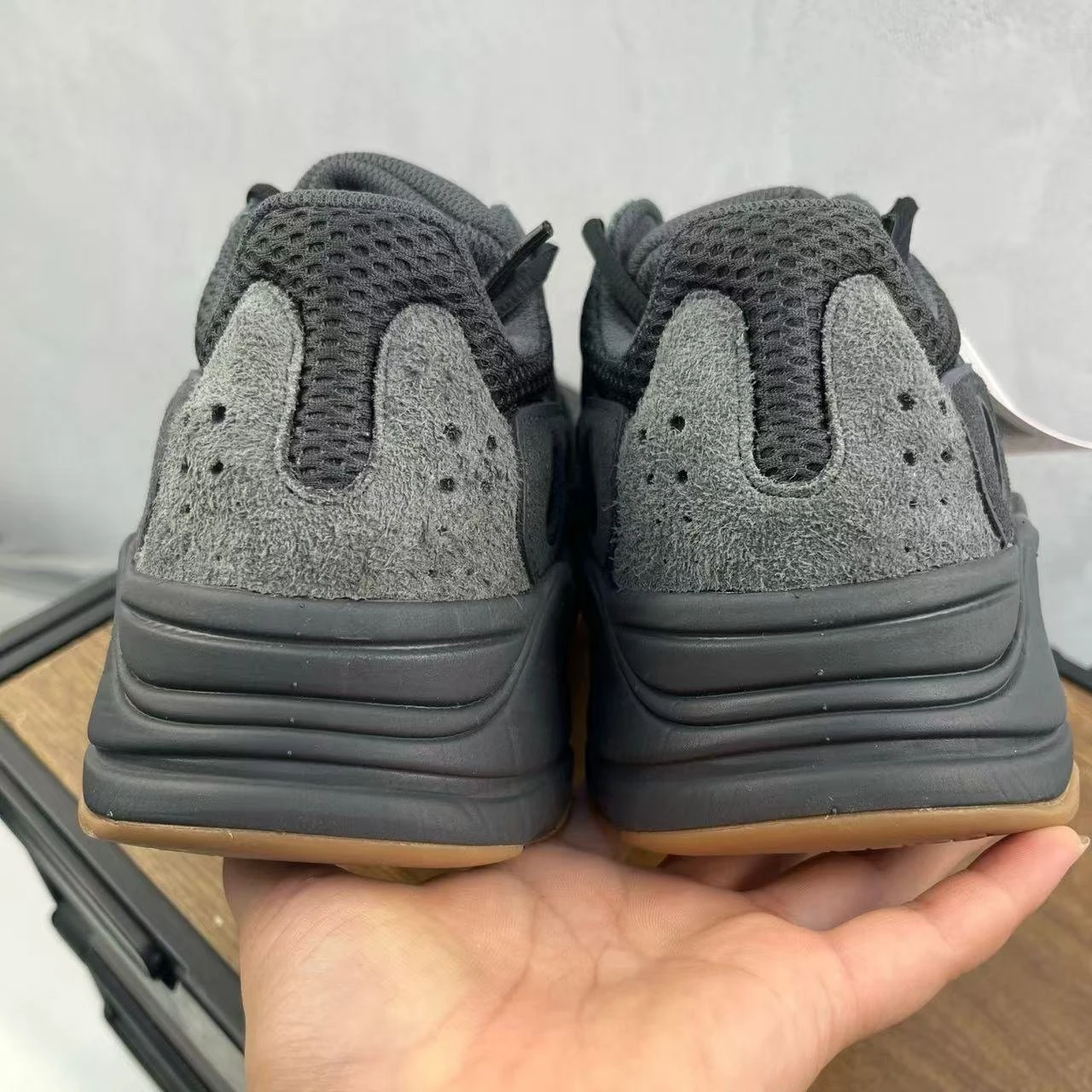 Y700 V1 · P102 view 4