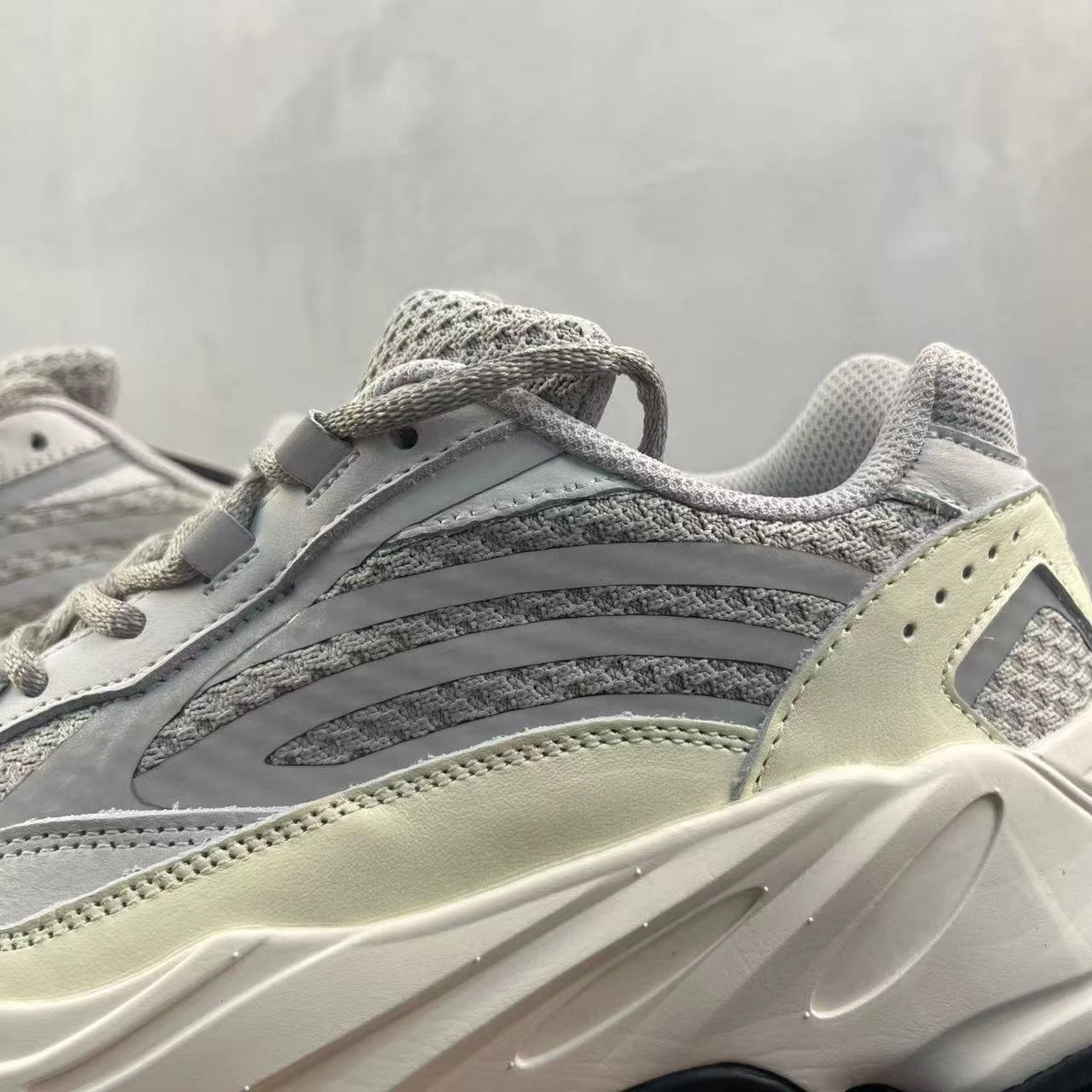 Y700 V2 · P103 view 2